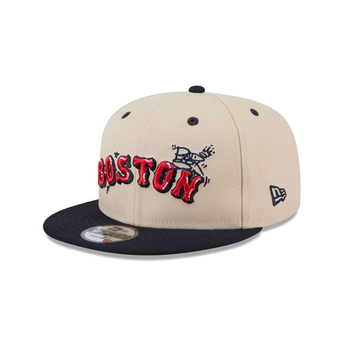 https://cdn.shopify.com/s/files/1/0601/2554/4675/files/60586759_9FIFTY_TEAMART_BOSRED_OTC_3QL.jpg?v=1728999914