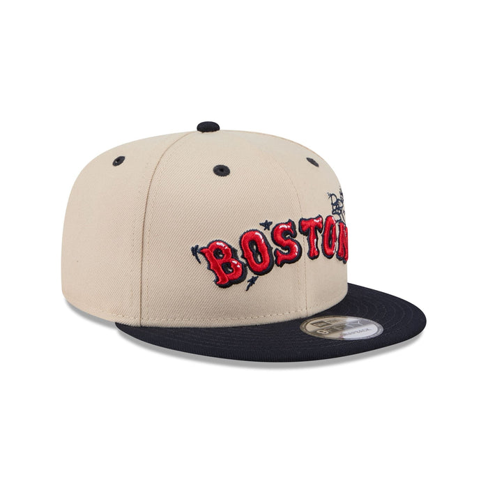 https://cdn.shopify.com/s/files/1/0601/2554/4675/files/60586759_9FIFTY_TEAMART_BOSRED_OTC_3QR.jpg?v=1728999914