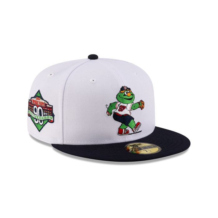 https://cdn.shopify.com/s/files/1/0601/2554/4675/files/70929145_59FIFTY_MLBMASCOT_25_BOSSCACO_WHT_3QR.jpg?v=1741802266