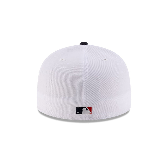 https://cdn.shopify.com/s/files/1/0601/2554/4675/files/70929145_59FIFTY_MLBMASCOT_25_BOSSCACO_WHT_R.jpg?v=1741802266
