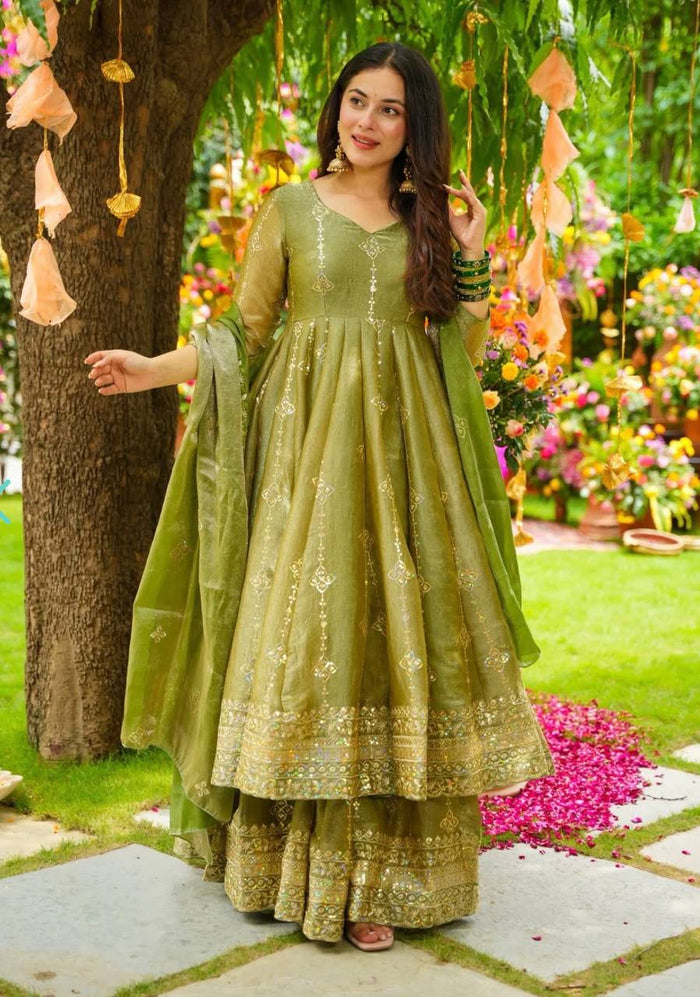 Enchanting Moments in Traditional Glamour
