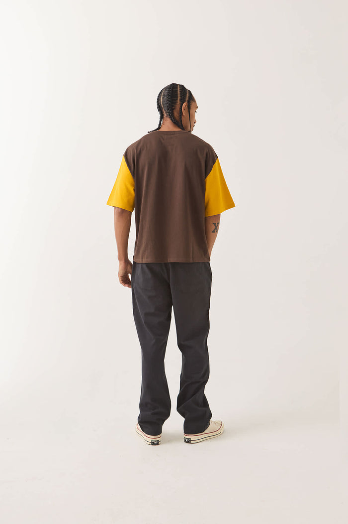 Men's Everyday E-Waist Pant in the color Black - Additional Fit image