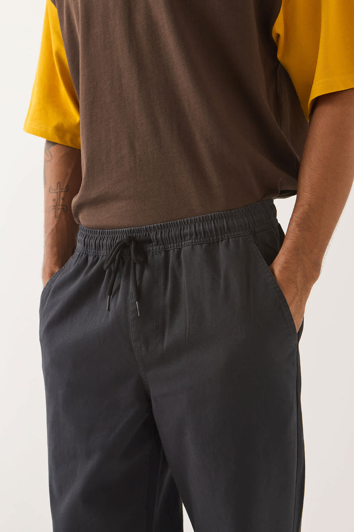 Men's Everyday E-Waist Pant in the color Black - Additional Fit image
