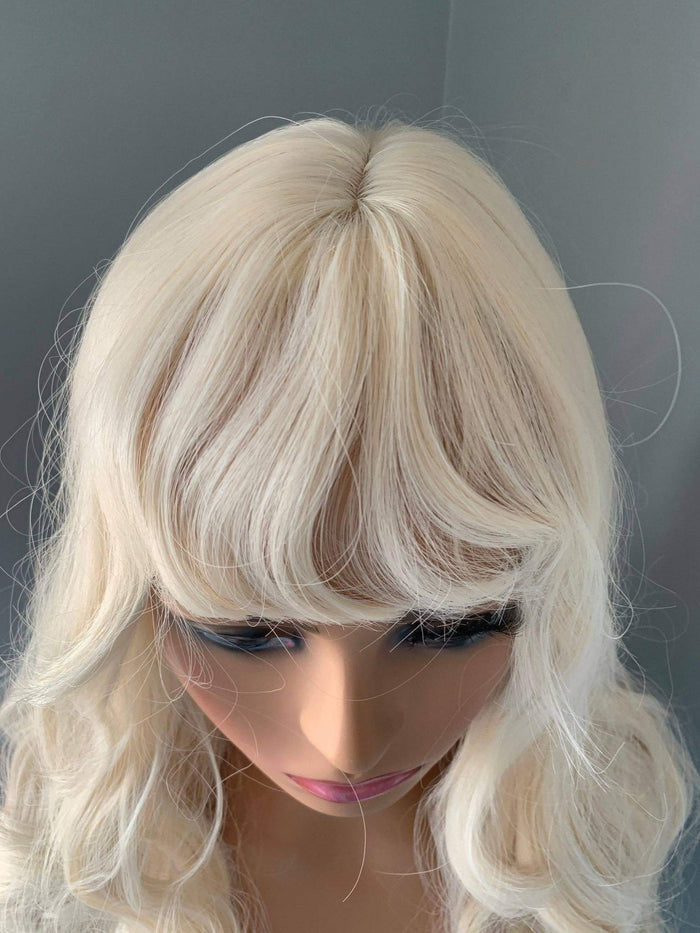 Top view of the Gwen Long Blonde Layered Wig with Bangs showcasing loose waves and curtain bangs.