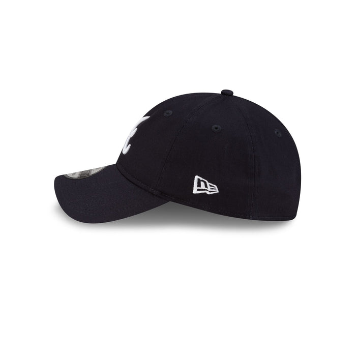 https://cdn.shopify.com/s/files/1/0601/2554/4675/files/60769558_9TWENTY_MLB25XHIDDENPIGEONS_COLLAB25_ATLBRA_NAV_LSIDE.jpg?v=1752090954