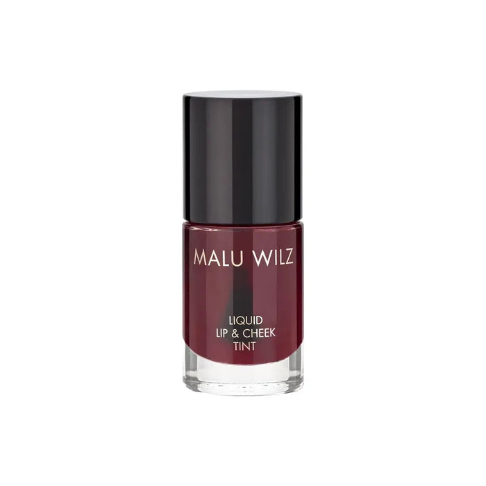 MALU WILZ Liquid Lip & Cheek Tint: Flüssiges Rouge und Lippenfarbe im Glasfläschchen mit tiefroter Beeren-Nuance.