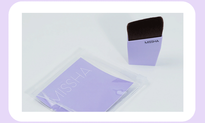 stop motion video showcasing the MISSHA layering fit brush being put into a plastic packaging.