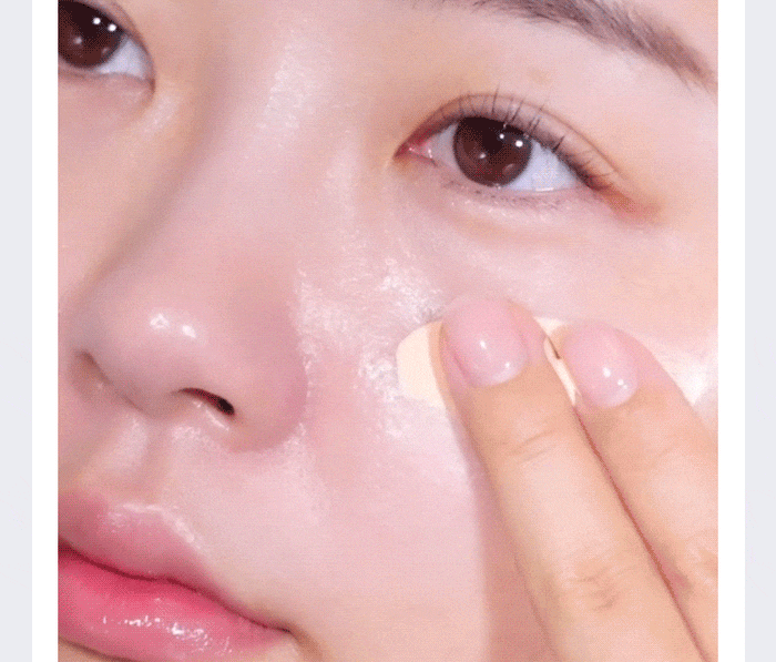 A female model demonstrates the MISSHA Layering Fit technique, applying a dash of Layering Fit Primer with the MISSHA Fit Puff to create a smooth, flawless base for makeup.