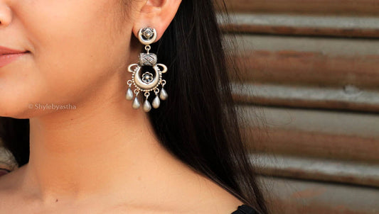 Mizoya Daana Art Crescent Moon Earrings