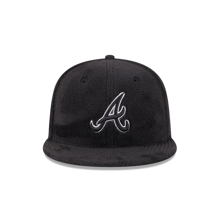 https://cdn.shopify.com/s/files/1/0601/2554/4675/files/60832815_59FIFTY_LifestyleEnergy_ATLBRA_BLK_F.jpg?v=1764616396