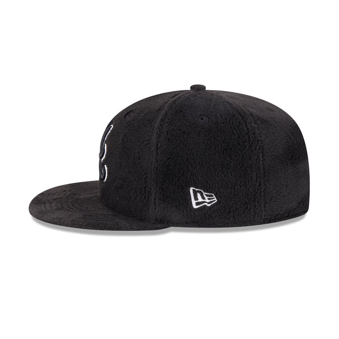https://cdn.shopify.com/s/files/1/0601/2554/4675/files/60832815_59FIFTY_LifestyleEnergy_ATLBRA_BLK_LSIDE.jpg?v=1764616396