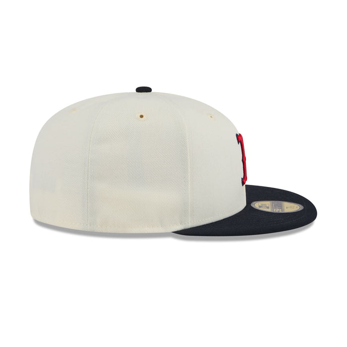 https://cdn.shopify.com/s/files/1/0601/2554/4675/files/60439100_59FIFTY_5950EGCHWOTCOTC_BOSRED_CHW_RSIDE.jpg?v=1713795116