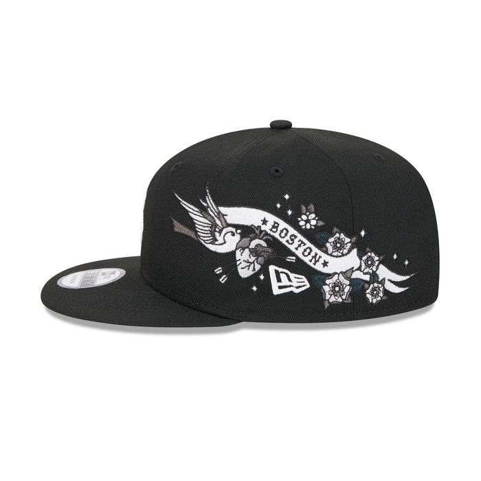 https://cdn.shopify.com/s/files/1/0601/2554/4675/files/60573301_9FIFTY_CITYART_BOSRED_BLK_LSIDE.jpg?v=1724420827