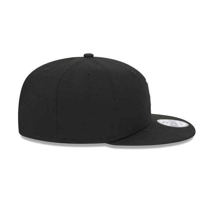 https://cdn.shopify.com/s/files/1/0601/2554/4675/files/60573301_9FIFTY_CITYART_BOSRED_BLK_RSIDE.jpg?v=1724420826