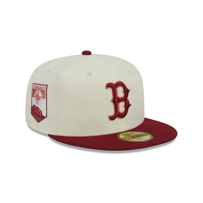 https://cdn.shopify.com/s/files/1/0601/2554/4675/files/60426579_59FIFTY_CITYICON_BOSRED_CHW_3QR.jpg?v=1693507432