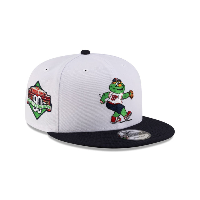 https://cdn.shopify.com/s/files/1/0601/2554/4675/files/70929783_9FIFTY_MLBMASCOT_25_BOSSCACO_WHT_3QR.jpg?v=1741802263