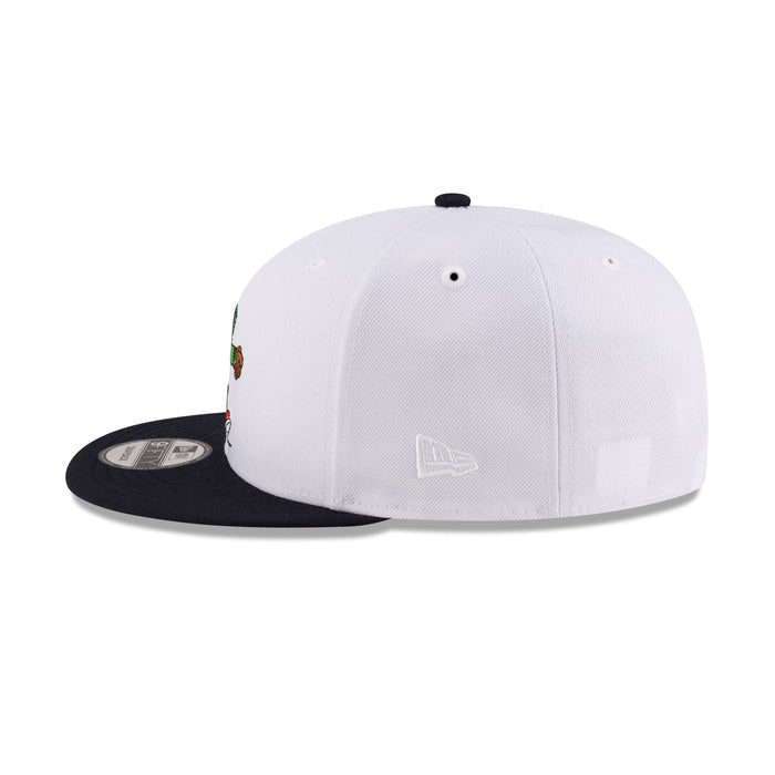 https://cdn.shopify.com/s/files/1/0601/2554/4675/files/70929783_9FIFTY_MLBMASCOT_25_BOSSCACO_WHT_LSIDE.jpg?v=1741802263