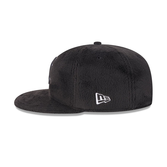 https://cdn.shopify.com/s/files/1/0601/2554/4675/files/60832816_59FIFTY_LifestyleEnergy_BOSRED_BLK_LSIDE.jpg?v=1764616395