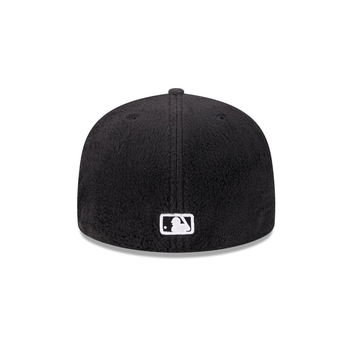 https://cdn.shopify.com/s/files/1/0601/2554/4675/files/60832816_59FIFTY_LifestyleEnergy_BOSRED_BLK_R.jpg?v=1764616395