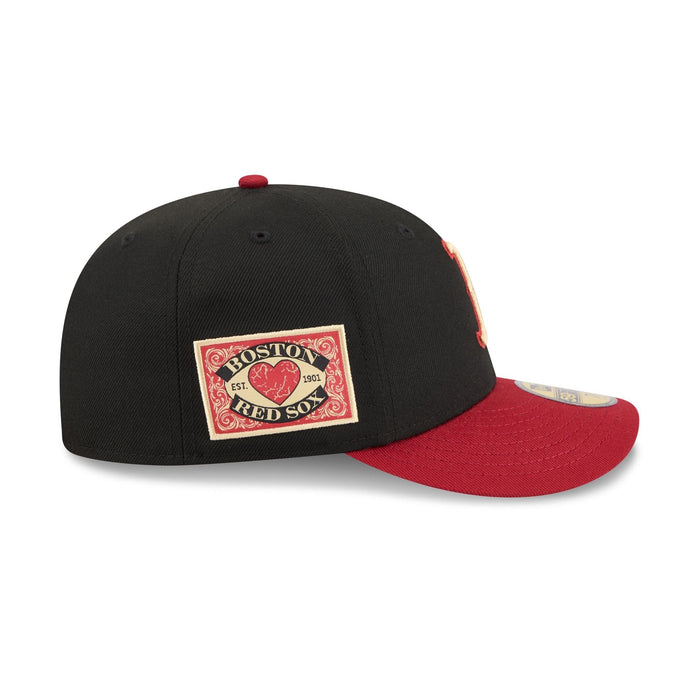 https://cdn.shopify.com/s/files/1/0601/2554/4675/files/60852173_59FIFTY_LifestyleEnergy_BOSRED_BLK_RSIDE.jpg?v=1769617724