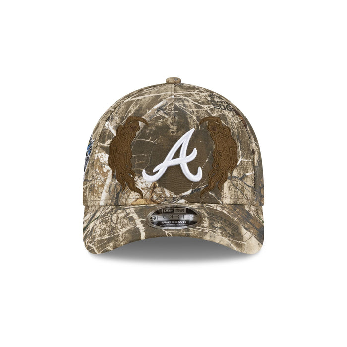 https://cdn.shopify.com/s/files/1/0601/2554/4675/files/60846841_9FORTYMCAF_COLLAB25_MLBXWARRENLOTAS_ATLBRA_CAMO_F.jpg?v=1759501577