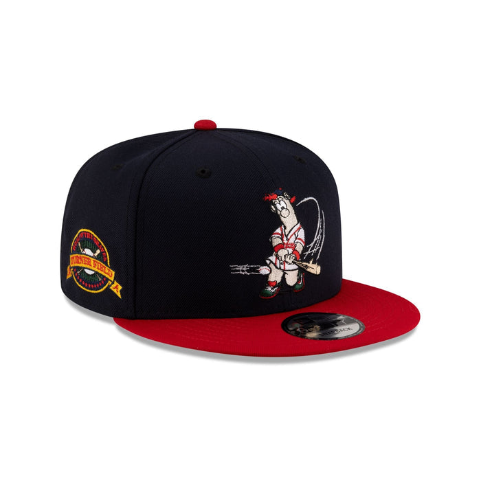 https://cdn.shopify.com/s/files/1/0601/2554/4675/files/70929794_9FIFTY_MLBMASCOT_25_ATLBRA_NAV_3QR.jpg?v=1741802265