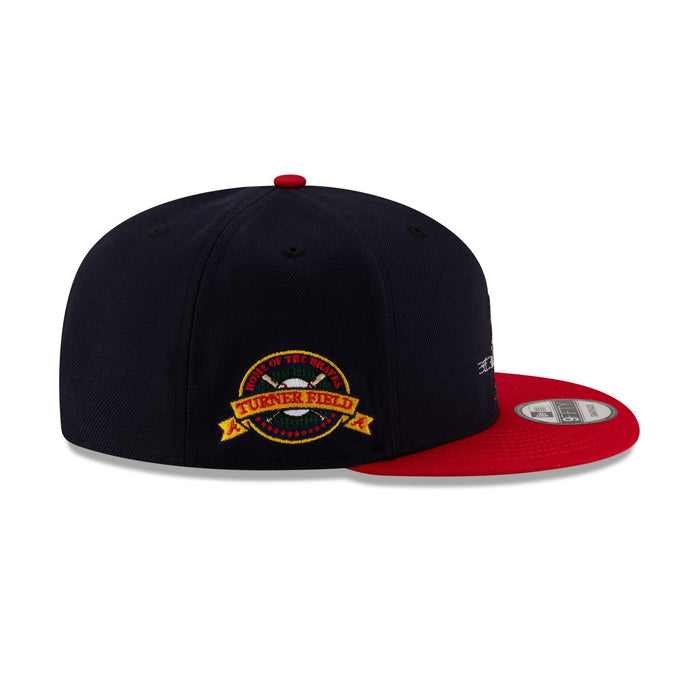 https://cdn.shopify.com/s/files/1/0601/2554/4675/files/70929794_9FIFTY_MLBMASCOT_25_ATLBRA_NAV_RSIDE.jpg?v=1741802265