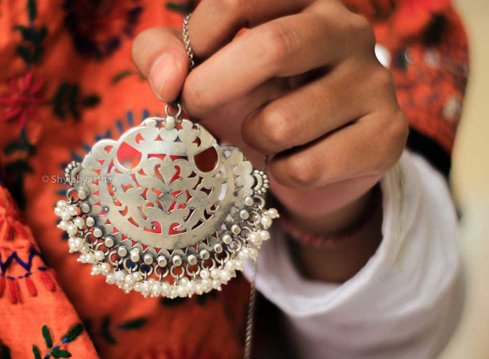 Qurbat Carved Classic Maangtika