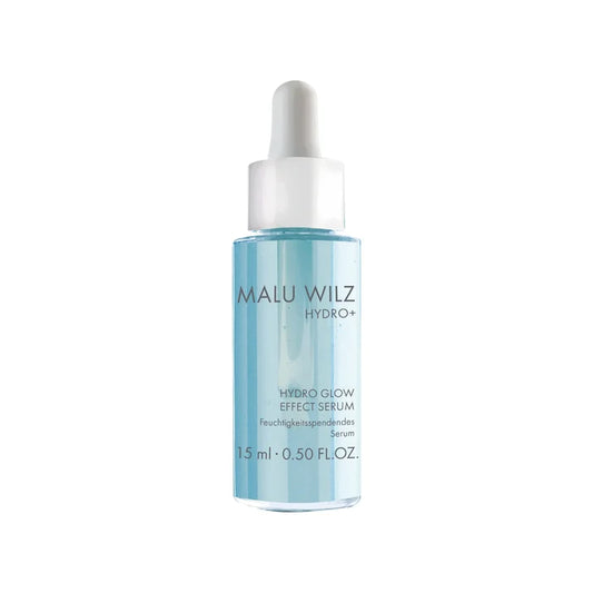 MALU WILZ Hydro+ Hydro Glow Effect Serum Travel Size – 15 ml feuchtigkeitsspendendes Serum in einer kleinen Pipettenflasche.